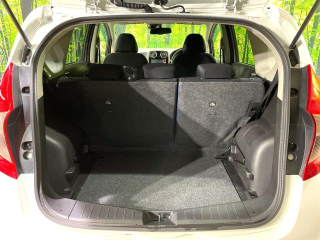 ���i�̂���������ʋ΁A���}���ɏ\���ȉ׎��X�y�[�X���m�ۂ��Ă���܂��B�Z�J���h�V�[�g��|���ƁA�傫�ȉו��̐ύڂ��\�ł���