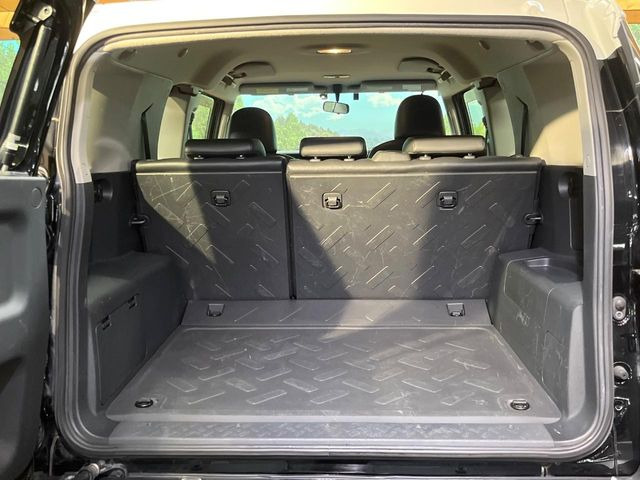 ���i�̂���������ʋ΁A���}���ɏ\���ȉ׎��X�y�[�X���m�ۂ��Ă���܂��B�Z�J���h�V�[�g��|���ƁA�傫�ȉו��̐ύڂ��\�ł���