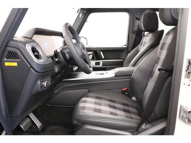 ���胂�f���Ȃ�ł͂̐�p�f�U�C���������B�N���[�~�[�z���C�g�̏_�炩�ȐF����G�N���X�̑��`��������������Ă܂��B