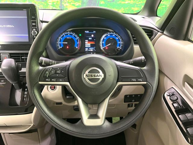 �C���e���A�ɍ��킹���f�U�C���̃X�e�A�����O�́A�^�]�������̂��Ƃ��l���A�^�]���₷���`��A�傫���ł��B�����x�A���ۂɐG���Ă��m���߂��������B