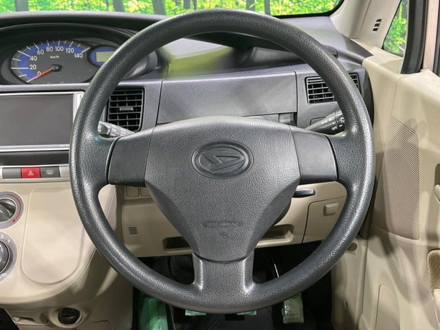 �C���e���A�ɍ��킹���f�U�C���̃X�e�A�����O�́A�^�]�������̂��Ƃ��l���A�^�]���₷���`��A�傫���ł��B�����x�A���ۂɐG���Ă��m���߂��������B