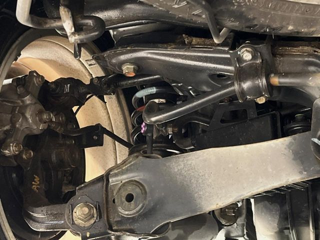 ��D�]�𒸂��Ă���܂��{�f�B�̒e�X�v���b�V���R�[�g���D�]��t���B�ʏ�̃K���X�R�[�g�ƈقȂ�A�ϋv�N��6�N�̖��@���K���X�R�[�e�B���O���A�{�f�B���L���C�ȏ�Ԃɕۂ��Ă���܂��B