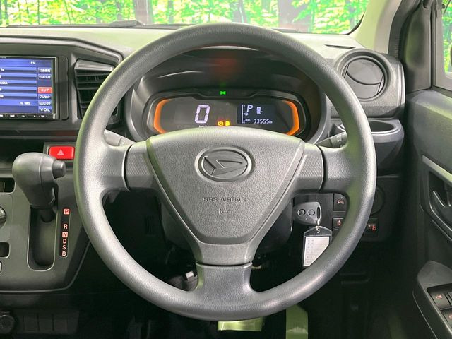 �C���e���A�ɍ��킹���f�U�C���̃X�e�A�����O�́A�^�]�������̂��Ƃ��l���A�^�]���₷���`��A�傫���ł��B�����x�A���ۂɐG���Ă��m���߂��������B