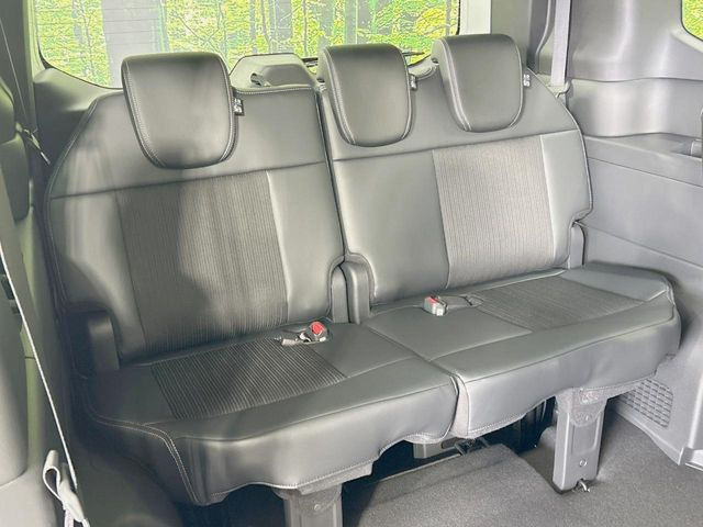 3列目シートはもちろん状態良好☆大人でもゆったりと座って頂けますので、大人数でのお出かけもラクラクです♪ご家族で、気の知れた仲間で、ドライブに行くのが楽しみですね♪