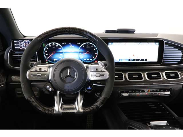 �h���C�u���[�h�uAMG DYNAMIC SELECT�v�ő���̃L�����N�^�[�����݂ɕύX�\�ł������܂��B�R���t�H�[�g����T�[�L�b�g�u���̃��[�X���[�h�܂ŕ��L���y���߂���̐[���ɂȂ��Ă���܂��B