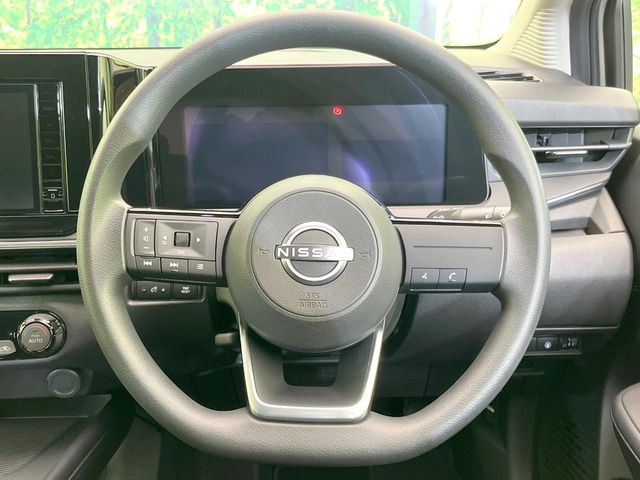 �C���e���A�ɍ��킹���f�U�C���̃X�e�A�����O�́A�^�]�������̂��Ƃ��l���A�^�]���₷���`��A�傫���ł��B�����x�A���ۂɐG���Ă��m���߂��������B