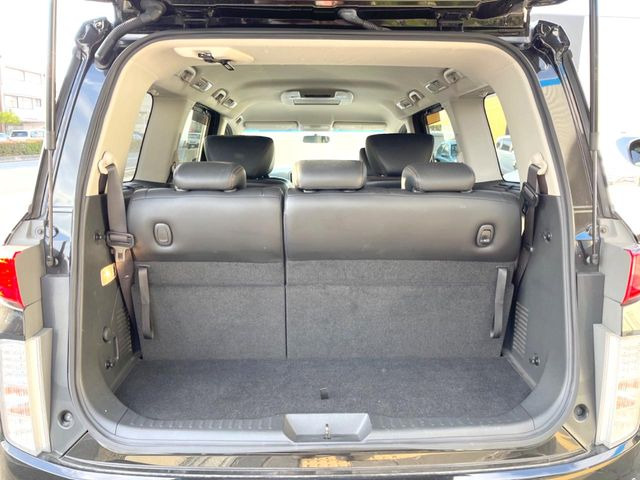 ���i�̂���������ʋ΁A���}���ɏ\���ȉ׎��X�y�[�X���m�ۂ��Ă���܂��B�Z�J���h�V�[�g��|���ƁA�傫�ȉו��̐ύڂ��\�ł���