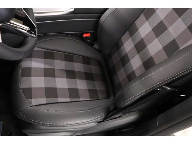 ���胂�f����p�̃V�[�g�́A�n�[�t���U�[���̗p����Ă���A���g���ȃf�U�C���͂�����񒷎��ԃh���C�u�ł����K����ۂ��ʎd�l�ł��B