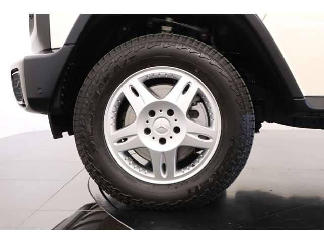 ����f�U�C���z�C�[������ʃA�N�Z���g�������G450d�ɂ҂�����ȃf�U�C���ƂȂ�A���͓I�ł��B