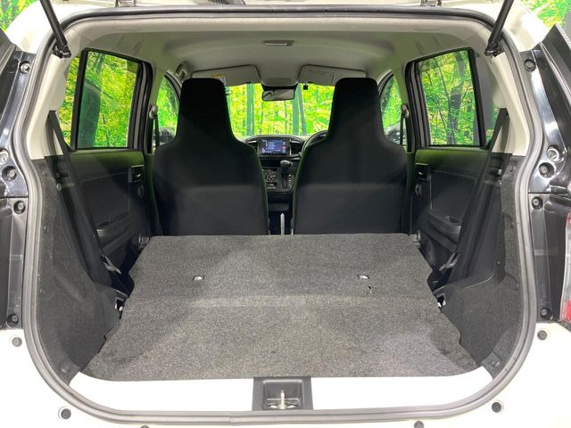 ���i�̂���������ʋ΁A���}���ɏ\���ȉ׎��X�y�[�X���m�ۂ��Ă���܂��B�Z�J���h�V�[�g��|���ƁA�傫�ȉו��̐ύڂ��\�ł���