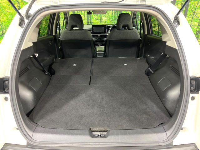 ���i�̂���������ʋ΁A���}���ɏ\���ȉ׎��X�y�[�X���m�ۂ��Ă���܂��B�Z�J���h�V�[�g��|���ƁA�傫�ȉו��̐ύڂ��\�ł���