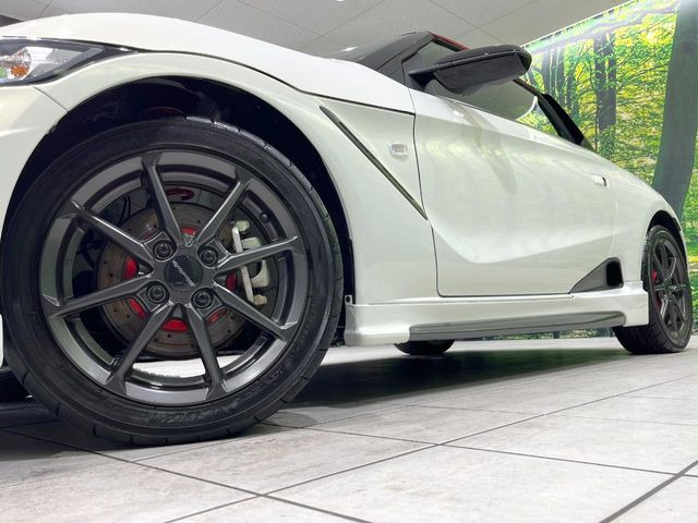 �y����15�C���`�A���~�z�C�[���z�O�ςɃ}�b�`���������A���~�z�C�[���𑕒����Ă���܂��B�e��ЊO�A���~�z�C�[����A�X�^�b�h���X�^�C�����戵�����Ă���܂��B���񂲑��k����������