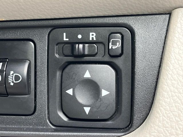 �y�d���i�[�~���[�z�T�C�h�~���[�͓d���i�[���ƂȂ��Ă���A�������ԏ�ł��L�Y�������X�N��}�����܂��B