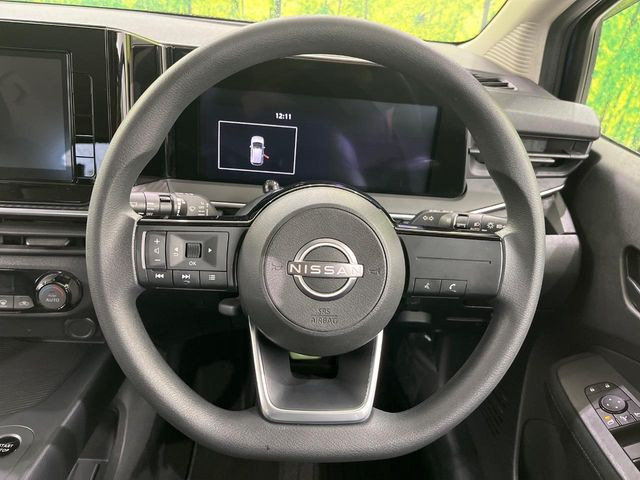 �C���e���A�ɍ��킹���f�U�C���̃X�e�A�����O�́A�^�]�������̂��Ƃ��l���A�^�]���₷���`��A�傫���ł��B�����x�A���ۂɐG���Ă��m���߂��������B