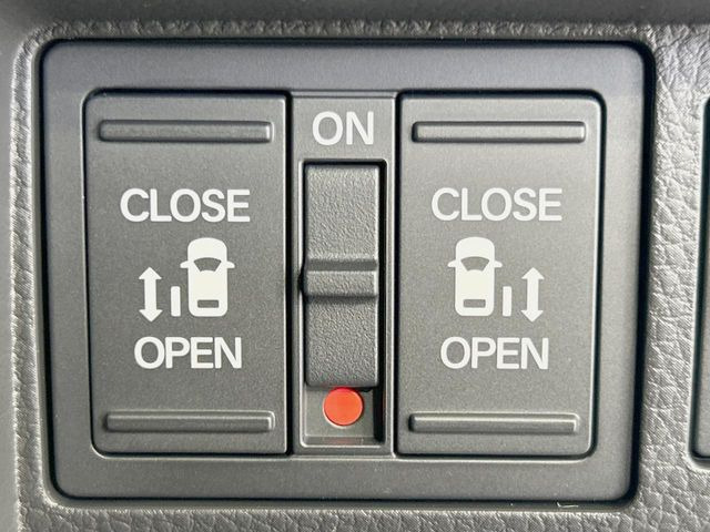 【両側パワースライドドア】スマートキーや運転席のスイッチで後席両側スライドドアの開閉が可能♪電動だから力を入れてドアを開ける必要が無く、小さなお子様でも簡単に開け閉めでき快適です♪