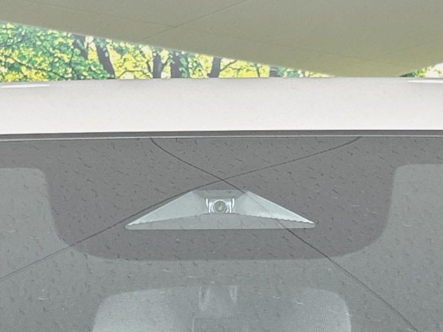 【ホンダセンシング】走行中に前方の車両等を認識し、衝突しそうな時は警報とブレーキで衝突回避と被害軽減をアシスト。より安全にドライブをお楽しみいただけます。