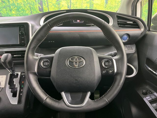 �C���e���A�ɍ��킹���f�U�C���̃X�e�A�����O�́A�^�]�������̂��Ƃ��l���A�^�]���₷���`��A�傫���ł��B�����x�A���ۂɐG���Ă��m���߂��������B