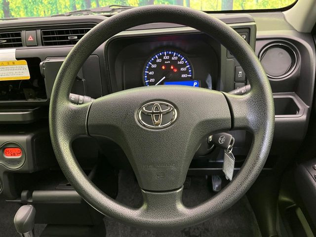 �C���e���A�ɍ��킹���f�U�C���̃X�e�A�����O�́A�^�]�������̂��Ƃ��l���A�^�]���₷���`��A�傫���ł��B�����x�A���ۂɐG���Ă��m���߂��������B