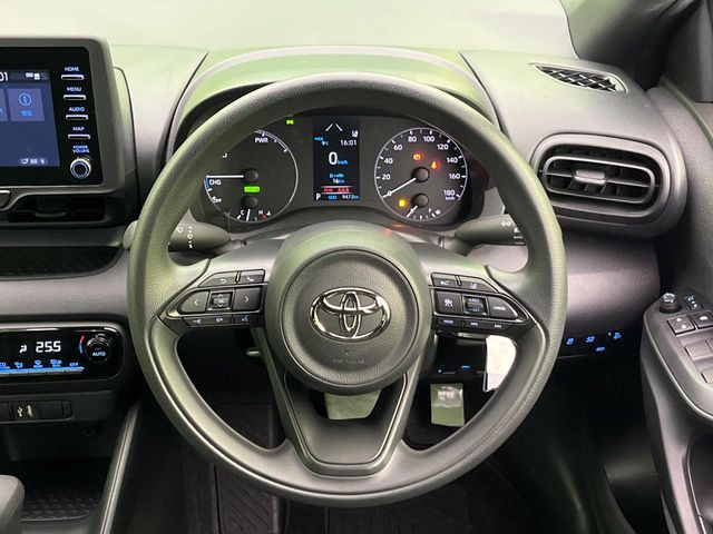 �C���e���A�ɍ��킹���f�U�C���̃X�e�A�����O�́A�^�]�������̂��Ƃ��l���A�^�]���₷���`��A�傫���ł��B�����x�A���ۂɐG���Ă��m���߂��������B