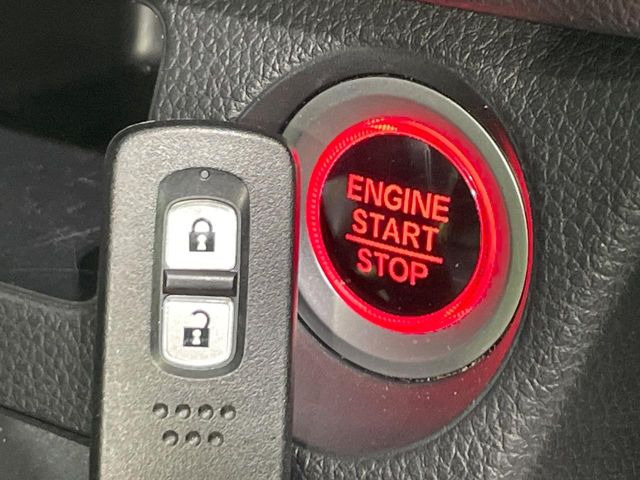 �yHonda�X�}�[�g�L�[�z�J�o����|�P�b�g�ɓ��ꂽ�܂܂ł��h�A�̎{���E�������\�ȃX�}�[�g�L�[�𑕔��B�G���W���̃I���E�I�t�����J�M�����o���K�v����������Ƃ��Ă��֗��ł���