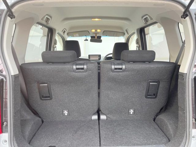 ���i�̂���������ʋ΁A���}���ɏ\���ȉ׎��X�y�[�X���m�ۂ��Ă���܂��B�Z�J���h�V�[�g��|���ƁA�傫�ȉו��̐ύڂ��\�ł���