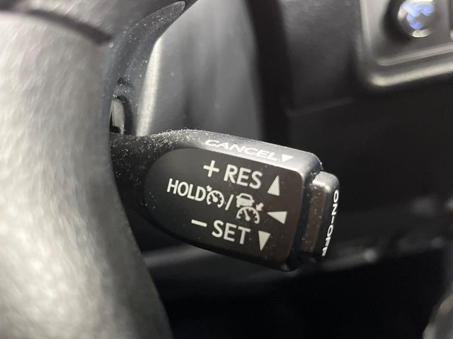 【レーダークルーズコントロール】高速道路での長距離走行が楽に!!自動で速度を保つクルーズコントロールが、衝突軽減システムと連携し、前方の車両を感知して車間を保つように速度調節してくれます!!