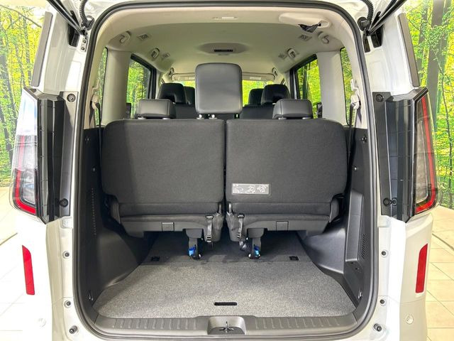 ���i�̂���������ʋ΁A���}���ɏ\���ȉ׎��X�y�[�X���m�ۂ��Ă���܂��B�Z�J���h�V�[�g��|���ƁA�傫�ȉו��̐ύڂ��\�ł���