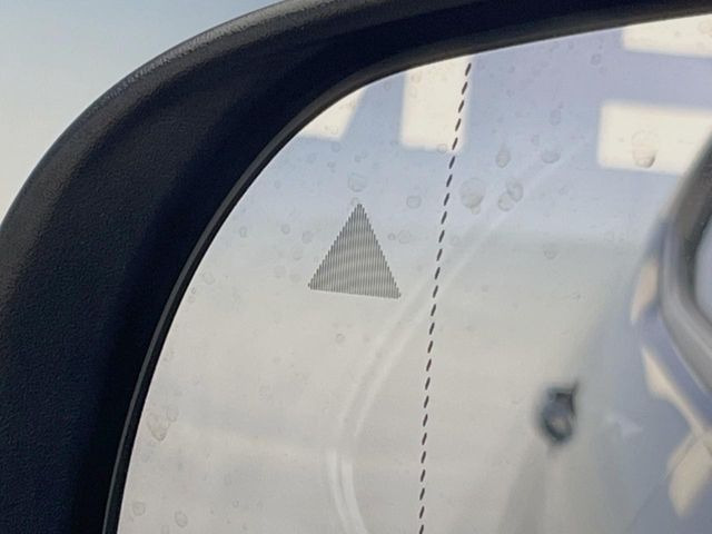 ���u���C���h�A�V�X�g�Z���T�[:���p����̎Ԃ����m���A�h���C�o�[���Ԑ��ύX���s���ۂɁA�x�����Ƌ��ɒ��ӂ𑣂��Ă������S�x���@�\�ł�!