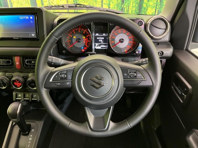 �C���e���A�ɍ��킹���f�U�C���̃X�e�A�����O�́A�^�]�������̂��Ƃ��l���A�^�]���₷���`��A�傫���ł��B�����x�A���ۂɐG���Ă��m���߂��������B