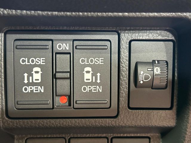 �y�����X���C�h�h�A�z���ԏ�ŗׂ̎ԂƂ̊Ԋu���������ɂ������A�X���C�h�h�A�Ȃ���S!�h�A�I�[�v������������炸�A�J�������L���̂ŏ��~�肪�Ƃ��Ă��ȒP�ł��B�傫�ȉו��̏o���������Ȃ���\��