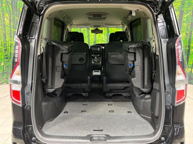 ���i�̂���������ʋ΁A���}���ɏ\���ȉ׎��X�y�[�X���m�ۂ��Ă���܂��B�Z�J���h�V�[�g��|���ƁA�傫�ȉו��̐ύڂ��\�ł���