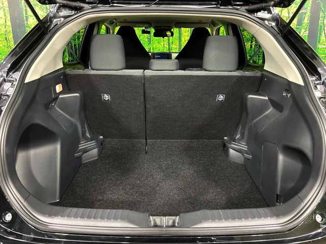 ���i�̂���������ʋ΁A���}���ɏ\���ȉ׎��X�y�[�X���m�ۂ��Ă���܂��B�Z�J���h�V�[�g��|���ƁA�傫�ȉו��̐ύڂ��\�ł���