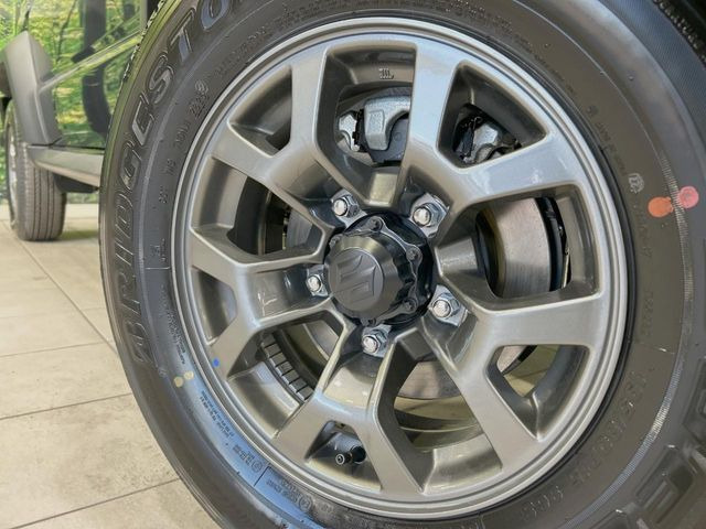 �y����15�C���`�A���~�z�C�[���z�O�ςɃ}�b�`���������A���~�z�C�[���𑕒����Ă���܂��B�e��ЊO�A���~�z�C�[����A�X�^�b�h���X�^�C�����戵�����Ă���܂��B���񂲑��k����������