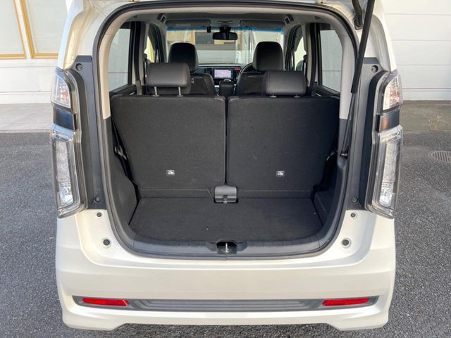 ���i�̂���������ʋ΁A���}���ɏ\���ȉ׎��X�y�[�X���m�ۂ��Ă���܂��B�Z�J���h�V�[�g��|���ƁA�傫�ȉו��̐ύڂ��\�ł���