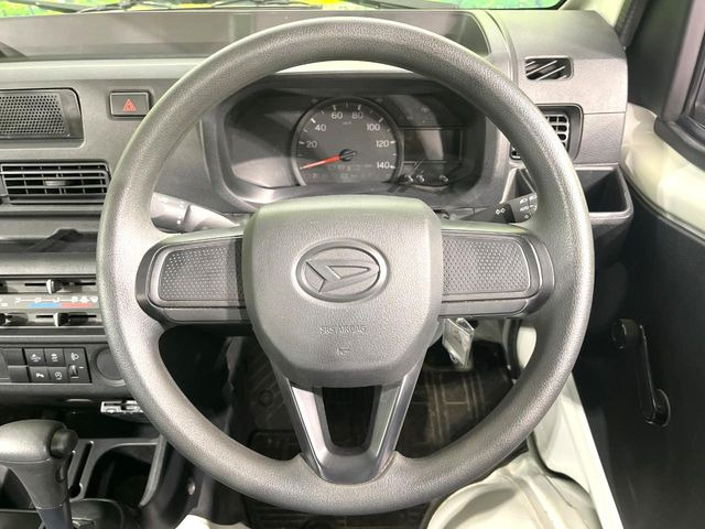 �C���e���A�ɍ��킹���f�U�C���̃X�e�A�����O�́A�^�]�������̂��Ƃ��l���A�^�]���₷���`��A�傫���ł��B�����x�A���ۂɐG���Ă��m���߂��������B