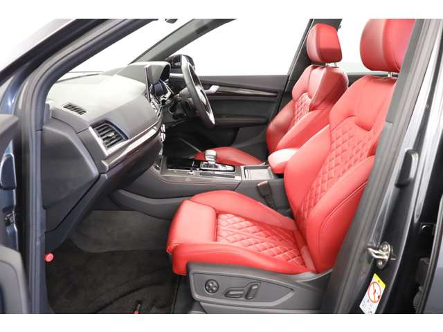 �����̑������g�ݍ��킳�邱�ƂŁASQ5�͂����̍����\SUV�ł͂Ȃ��A�u����v�u���K���v�u�f�U�C���v�̂��ׂĂ�Ë����Ȃ����ʂȈ��ւƎd�オ���Ă��܂��B