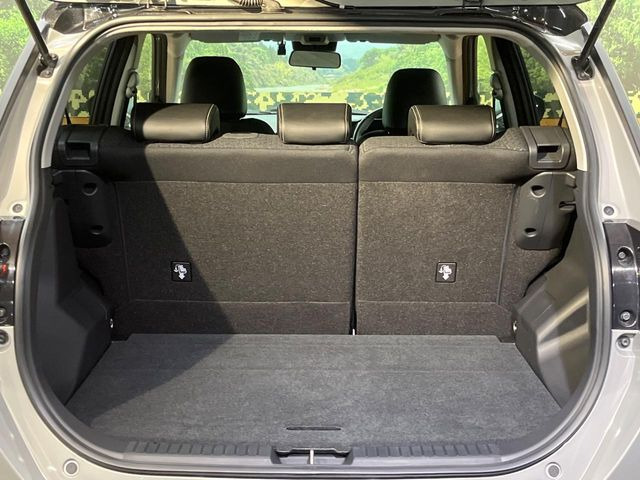 ���i�̂���������ʋ΁A���}���ɏ\���ȉ׎��X�y�[�X���m�ۂ��Ă���܂��B�Z�J���h�V�[�g��|���ƁA�傫�ȉו��̐ύڂ��\�ł���