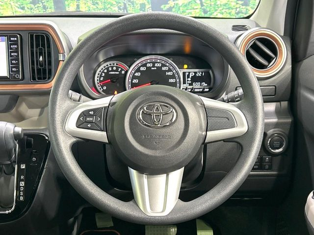 �C���e���A�ɍ��킹���f�U�C���̃X�e�A�����O�́A�^�]�������̂��Ƃ��l���A�^�]���₷���`��A�傫���ł��B�����x�A���ۂɐG���Ă��m���߂��������B