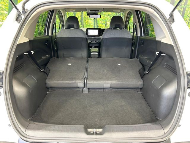 ���i�̂���������ʋ΁A���}���ɏ\���ȉ׎��X�y�[�X���m�ۂ��Ă���܂��B�Z�J���h�V�[�g��|���ƁA�傫�ȉו��̐ύڂ��\�ł���