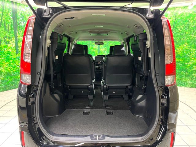 ���i�̂���������ʋ΁A���}���ɏ\���ȉ׎��X�y�[�X���m�ۂ��Ă���܂��B�Z�J���h�V�[�g��|���ƁA�傫�ȉו��̐ύڂ��\�ł���