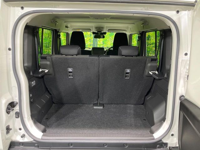 ���i�̂���������ʋ΁A���}���ɏ\���ȉ׎��X�y�[�X���m�ۂ��Ă���܂��B�Z�J���h�V�[�g��|���ƁA�傫�ȉו��̐ύڂ��\�ł���