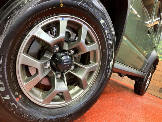 �y����15�C���`�A���~�z�C�[���z�O�ςɃ}�b�`���������A���~�z�C�[���𑕒����Ă���܂��B�e��ЊO�A���~�z�C�[����A�X�^�b�h���X�^�C�����戵�����Ă���܂��B���񂲑��k����������