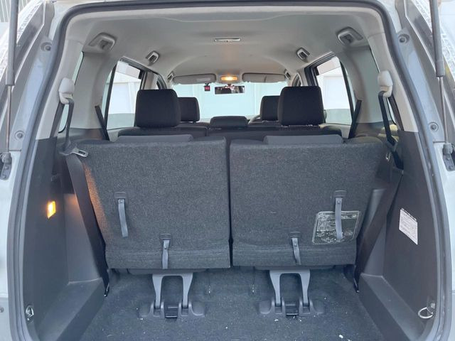 ���i�̂���������ʋ΁A���}���ɏ\���ȉ׎��X�y�[�X���m�ۂ��Ă���܂��B�Z�J���h�V�[�g��|���ƁA�傫�ȉו��̐ύڂ��\�ł���