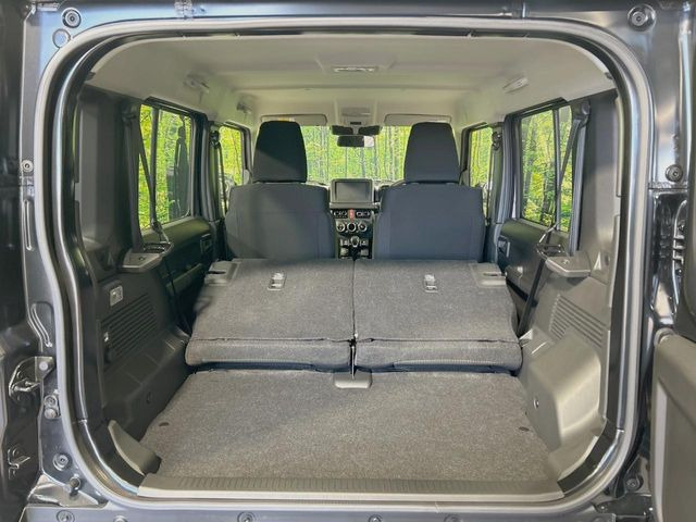 ���i�̂���������ʋ΁A���}���ɏ\���ȉ׎��X�y�[�X���m�ۂ��Ă���܂��B�Z�J���h�V�[�g��|���ƁA�傫�ȉו��̐ύڂ��\�ł���