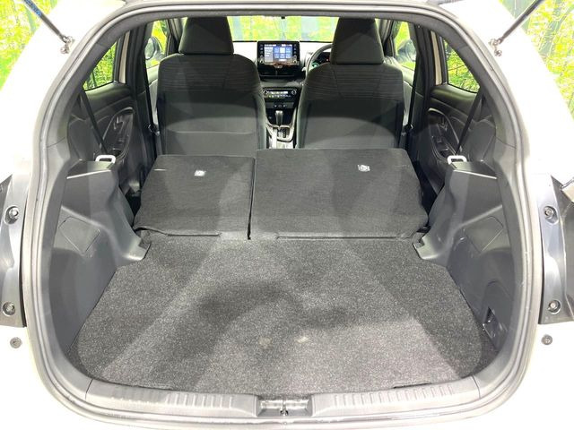 ���i�̂���������ʋ΁A���}���ɏ\���ȉ׎��X�y�[�X���m�ۂ��Ă���܂��B�Z�J���h�V�[�g��|���ƁA�傫�ȉו��̐ύڂ��\�ł���