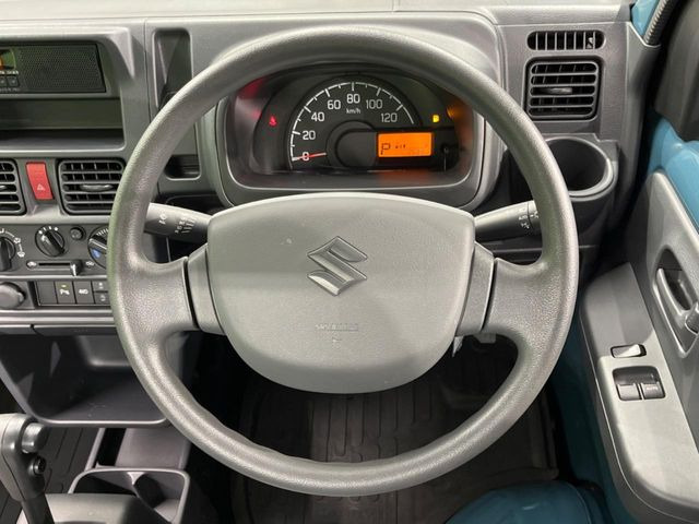 �C���e���A�ɍ��킹���f�U�C���̃X�e�A�����O�́A�^�]�������̂��Ƃ��l���A�^�]���₷���`��A�傫���ł��B�����x�A���ۂɐG���Ă��m���߂��������B