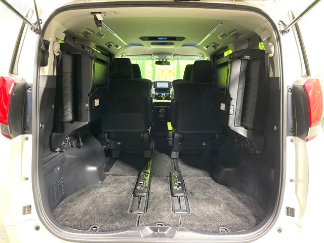 ���i�̂���������ʋ΁A���}���ɏ\���ȉ׎��X�y�[�X���m�ۂ��Ă���܂��B�Z�J���h�V�[�g��|���ƁA�傫�ȉו��̐ύڂ��\�ł���