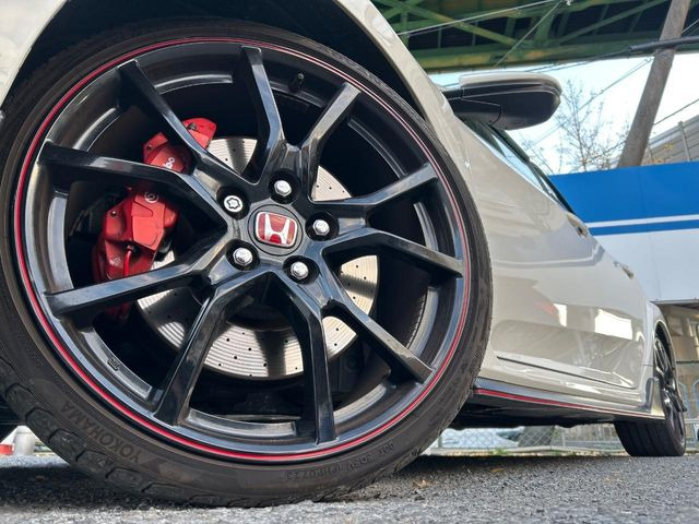 �y����20�C���`�A���~�z�C�[���z�O�ςɃ}�b�`���������A���~�z�C�[���𑕒����Ă���܂��B�e��ЊO�A���~�z�C�[����A�X�^�b�h���X�^�C�����戵�����Ă���܂��B���񂲑��k����������