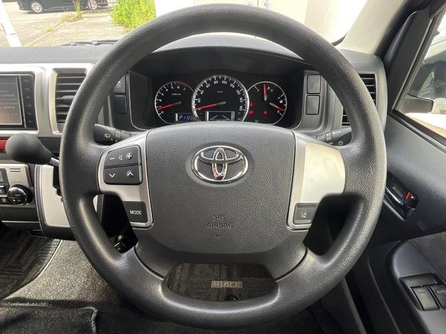 �C���e���A�ɍ��킹���f�U�C���̃X�e�A�����O�́A�^�]�������̂��Ƃ��l���A�^�]���₷���`��A�傫���ł��B�����x�A���ۂɐG���Ă��m���߂��������B