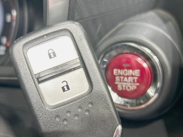 �yHonda�X�}�[�g�L�[�z�J�o����|�P�b�g�ɓ��ꂽ�܂܂ł��h�A�̎{���E�������\�ȃX�}�[�g�L�[�𑕔��B�G���W���̃I���E�I�t�����J�M�����o���K�v����������Ƃ��Ă��֗��ł���